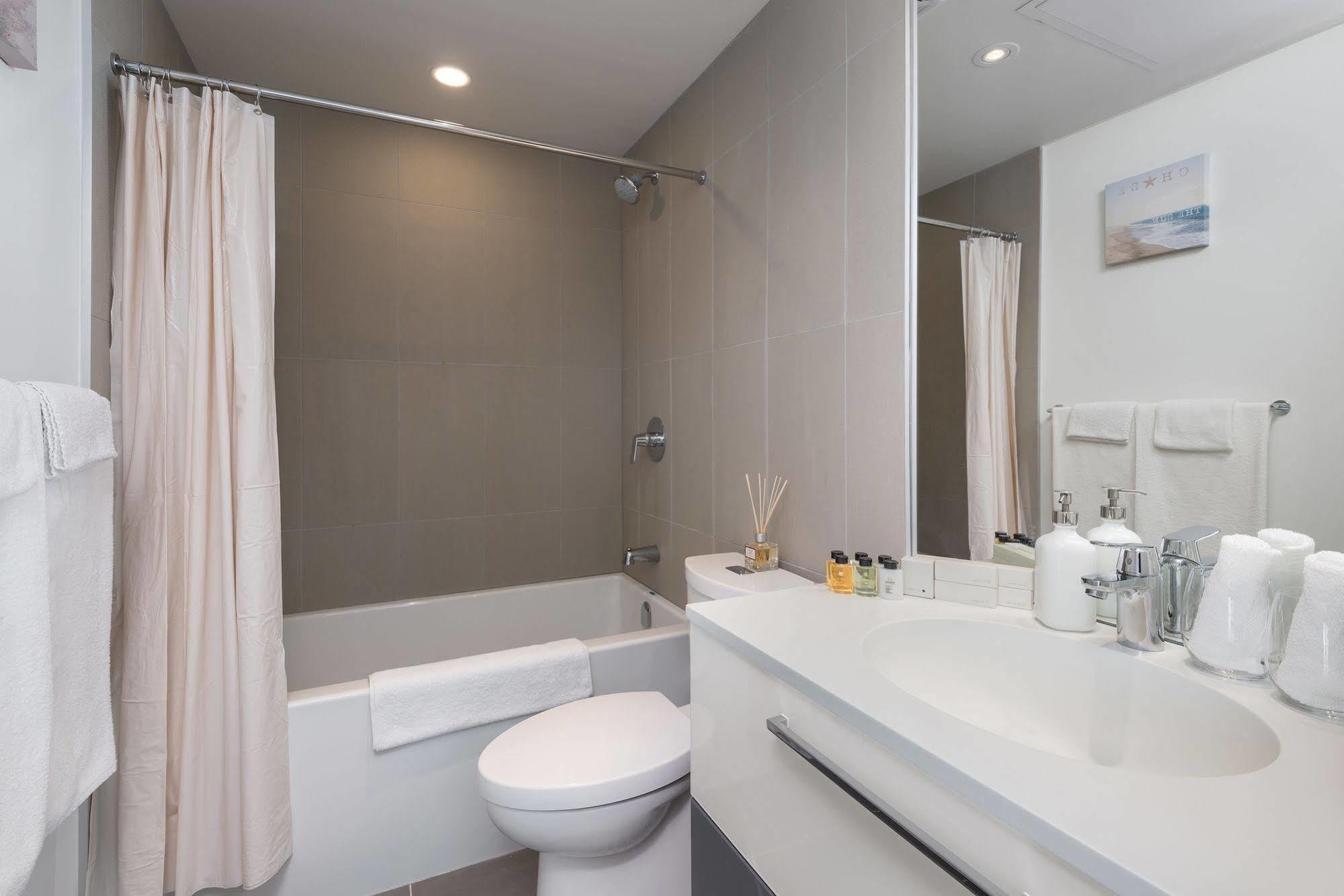 Diamond - Eaton Centre Apartment Toronto